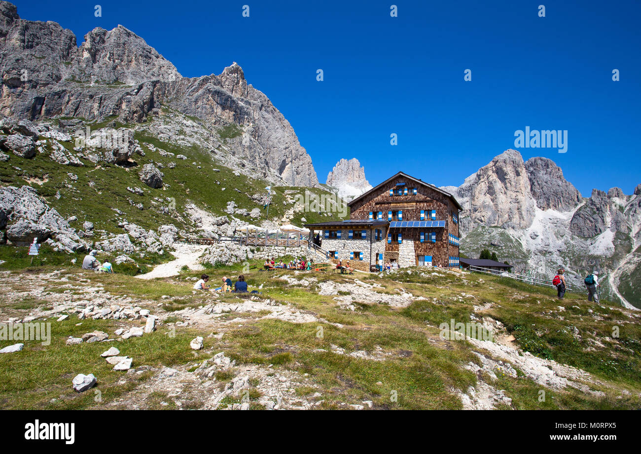 Dolomiti, Italia, Luglio 15, 2015 - Il rifugio Roda di Vaèl è situato sulla sella di Ciampaz, a un'altezza di 2283 metri, nel mezzo del gruppo del Catinaccio Foto Stock