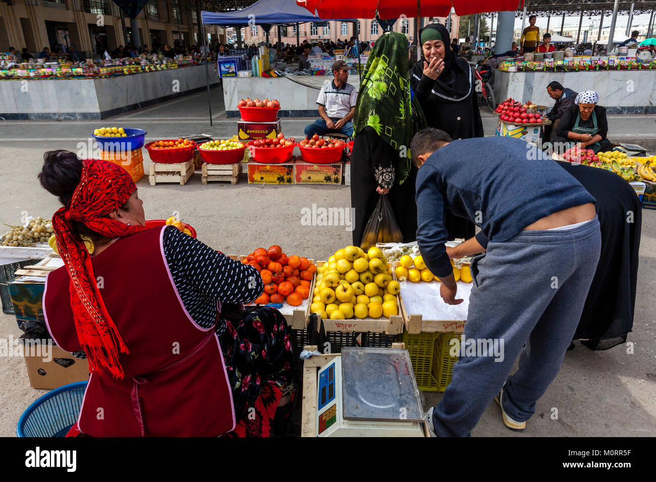 Uzbek People Shopping per il cibo all'interno del Bazaar Principale, Samarcanda, Uzbekistan Foto Stock