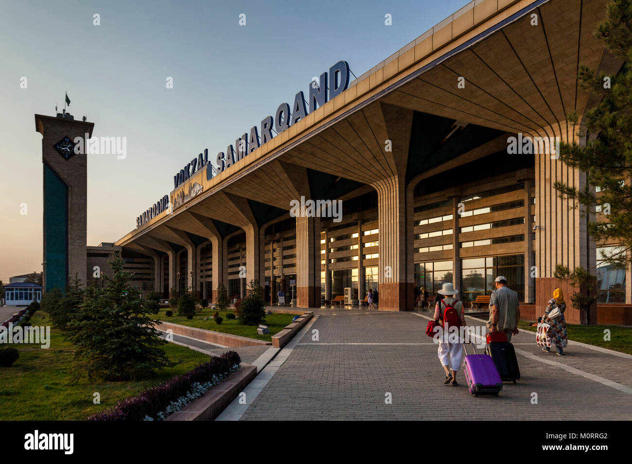 I turisti Ariiving presso la Stazione Ferroviaria, Samarcanda, Uzbekistan Foto Stock