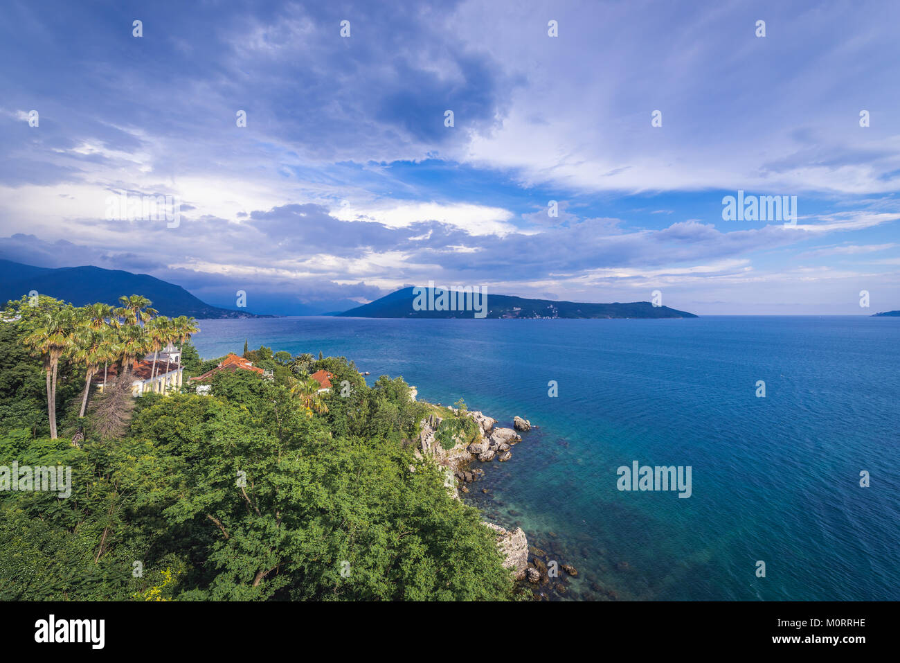 Vista aerea della Baia di Kotor con le rovine della cittadella veneziana in Herceg Novi città, Montenegro Foto Stock