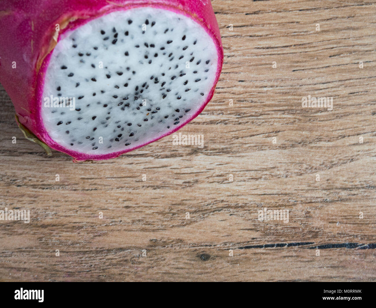 Pitahaya frutto su uno sfondo di legno Foto Stock