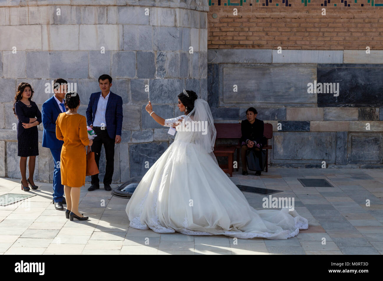 Un 'Just Married " Coppia Giovane arrivano al Registan complesso per le loro foto di nozze, il Registan, Samarcanda, Uzbekistan Foto Stock