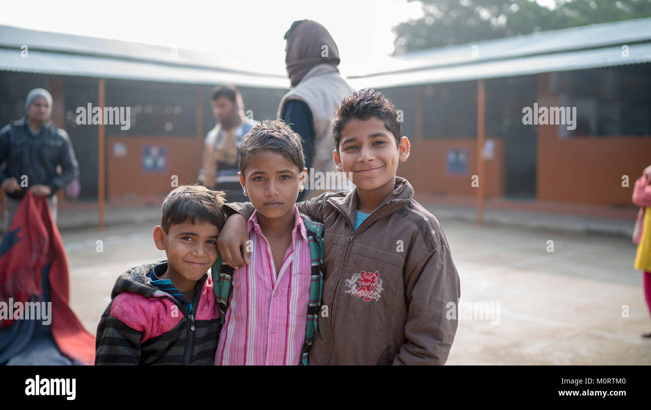 I bambini ci siamo incontrati mentre insegnare musica e lezioni di sport in una scuola rurale al di fuori di Jaipur. I bambini erano incantevoli e amato aventi le loro foto scattata! Foto Stock