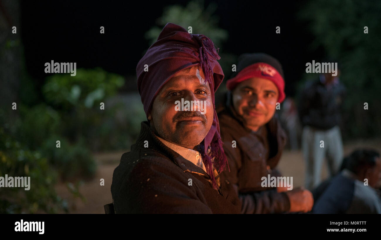 Una coppia di felice agricoltori di sussistenza che ho incontrato mentre lavora come uno scambio di studenti con Seva Mandir carità. Ho girato questa pur discutendo di come vivono. Foto Stock