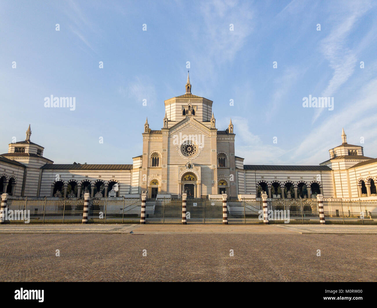 Cimitero Monumentale di Milano, Lombardia. Ingresso del cimitero, architettura. Famedio, un cimitero di alto valore artistico per sculture, tombe, Foto Stock