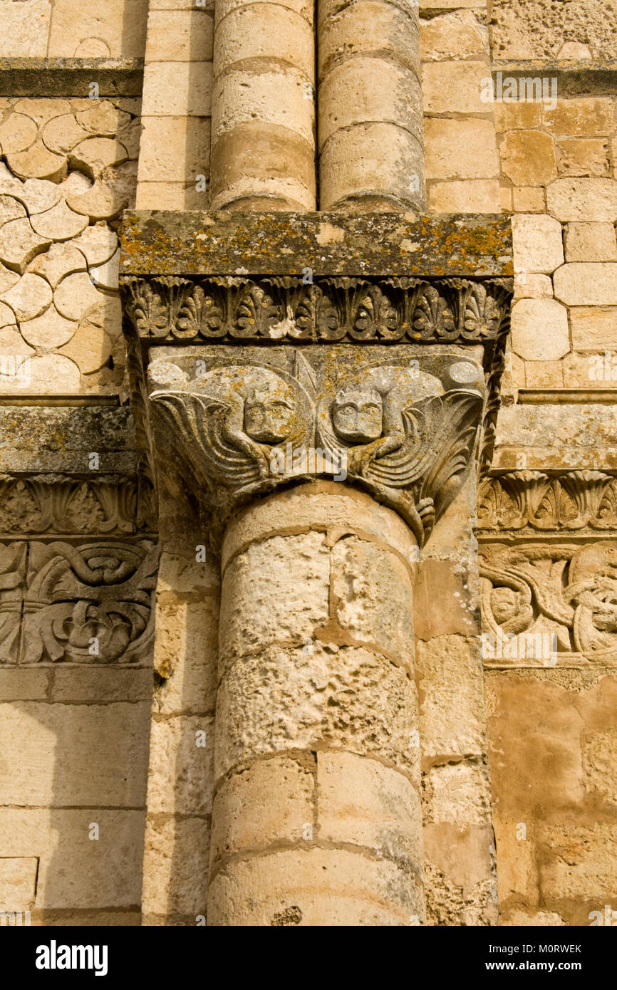 Colonna raffigurante bestie mitiche, Abbazia di Saint-Vincent di Nieul-sur-l'Autise, della Vandea, Francia Foto Stock