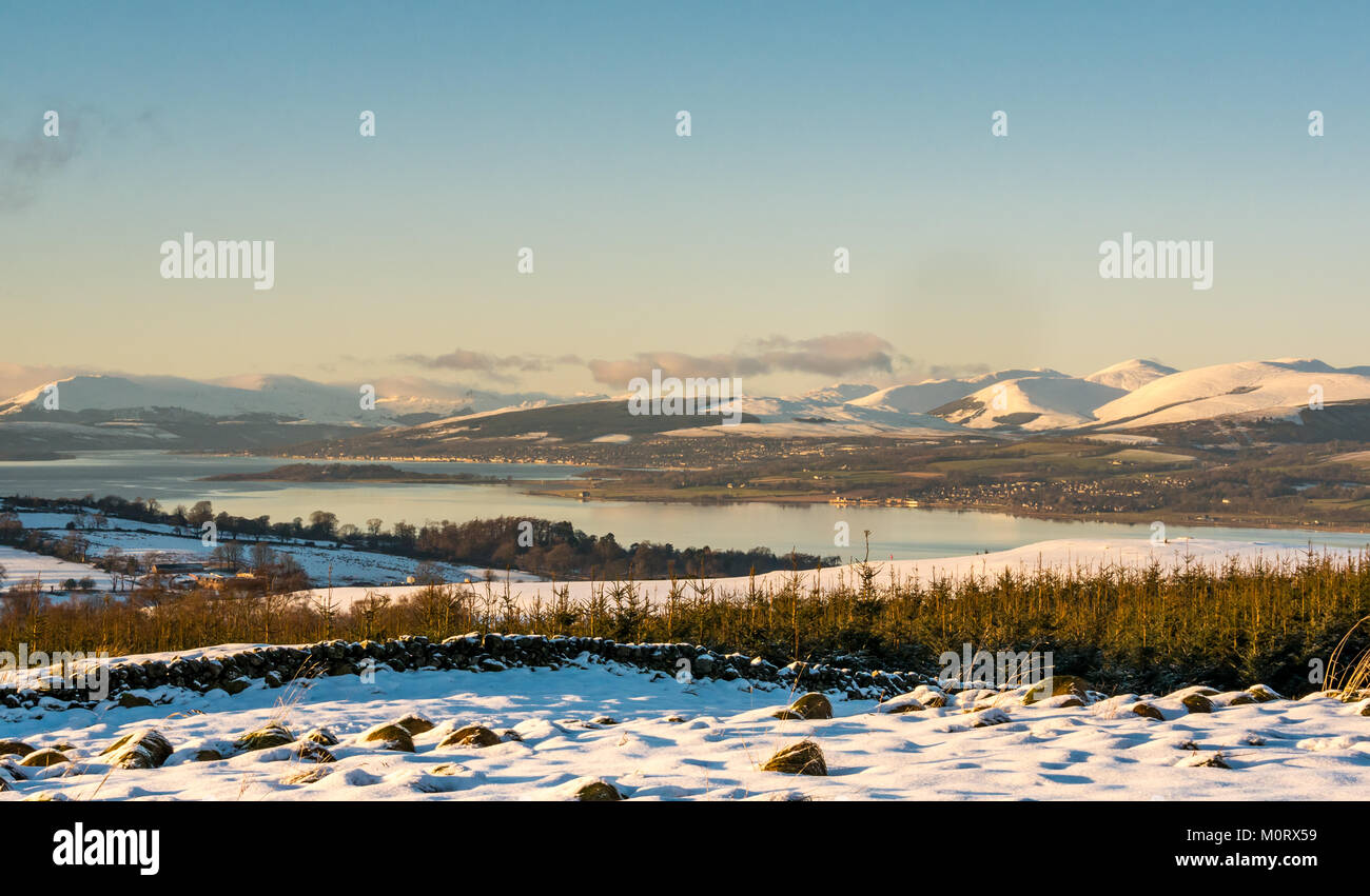 Scena invernale del fiume Clyde dalla collina sopra Langbank, con montagne coperte di neve, cielo blu e acque calme nella luce della sera, Strathclyde, Scozia, Regno Unito Foto Stock