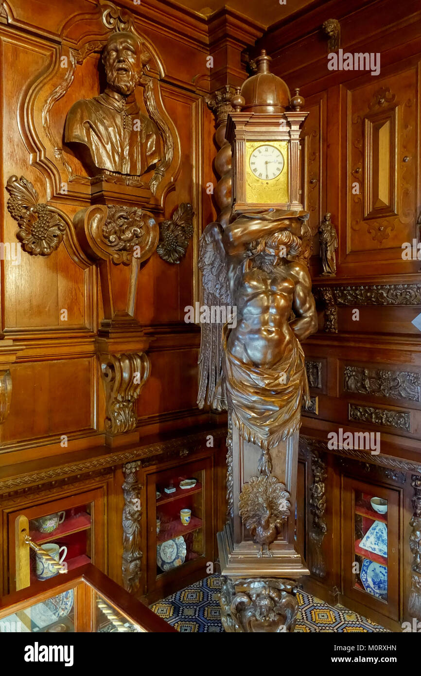 La Oak Room a Chatsworth House, Derbyshire, presenta busti scolpiti e pannelli da un monastero tedesco, acquisito nel 1837. Queste opere d'arte, insieme a un intricato orologio, evidenziano il significato storico e artistico della sala. Foto Stock