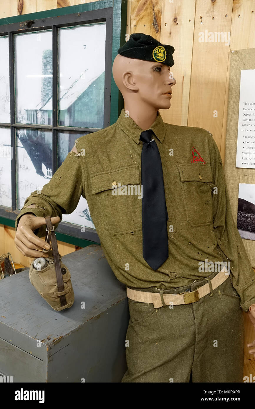 Questa immagine raffigura un'uniforme del CCC (Civilian Conservation Corps) esposta al Museo del corpo di conservazione civile degli Stati del Nord-est, che illustra l'abbigliamento storico e i contributi agli sforzi di conservazione americani durante la grande depressione. Foto Stock