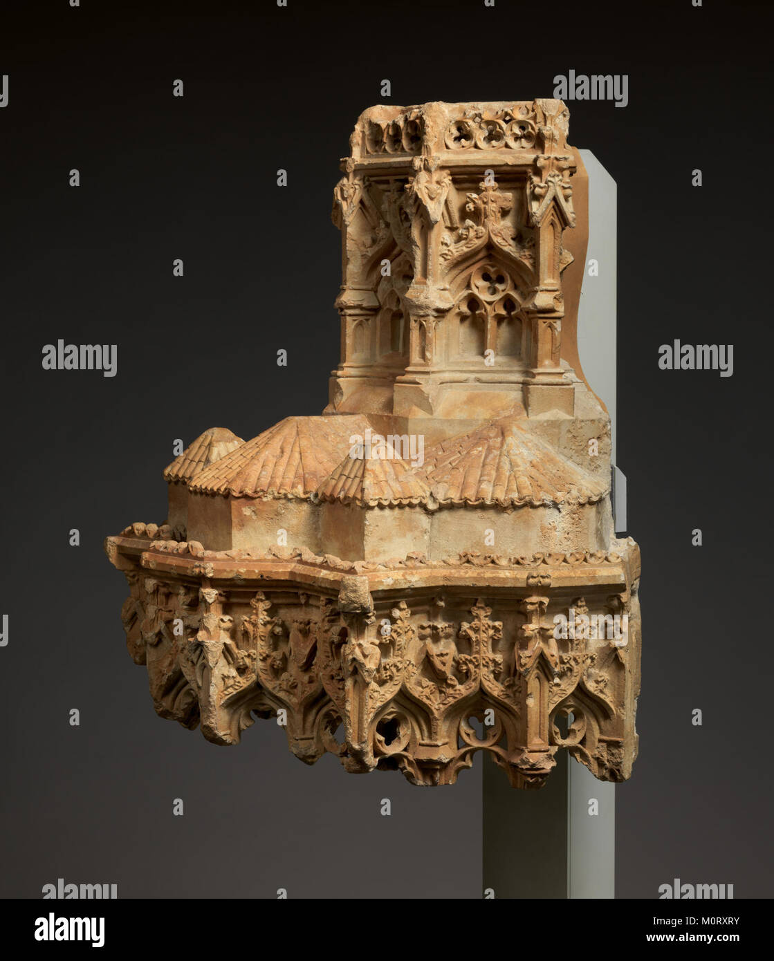 Il baldacchino, identificato da MET DP-700-003, è un'installazione artistica o un pezzo di design, che probabilmente fa riferimento a un'opera d'arte moderna o contemporanea, mescolando elementi strutturali con espressione creativa. Foto Stock