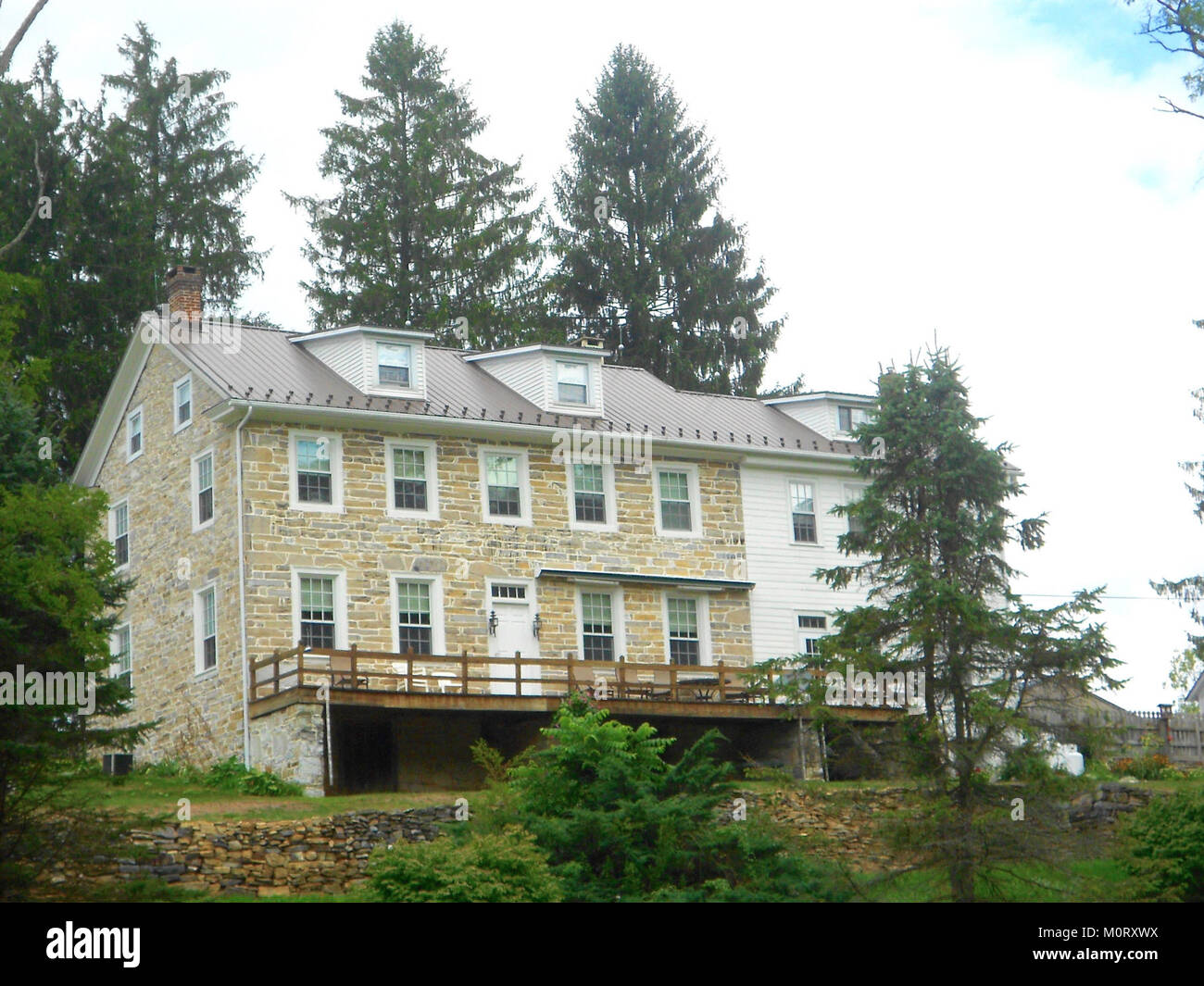 La casa Centre Mills, situata a Centre County, Pennsylvania, è una struttura storica con una vista posteriore ben conservata. Serve come esempio di architettura americana e offre uno sguardo sulla vita rurale del XIX secolo. Foto Stock