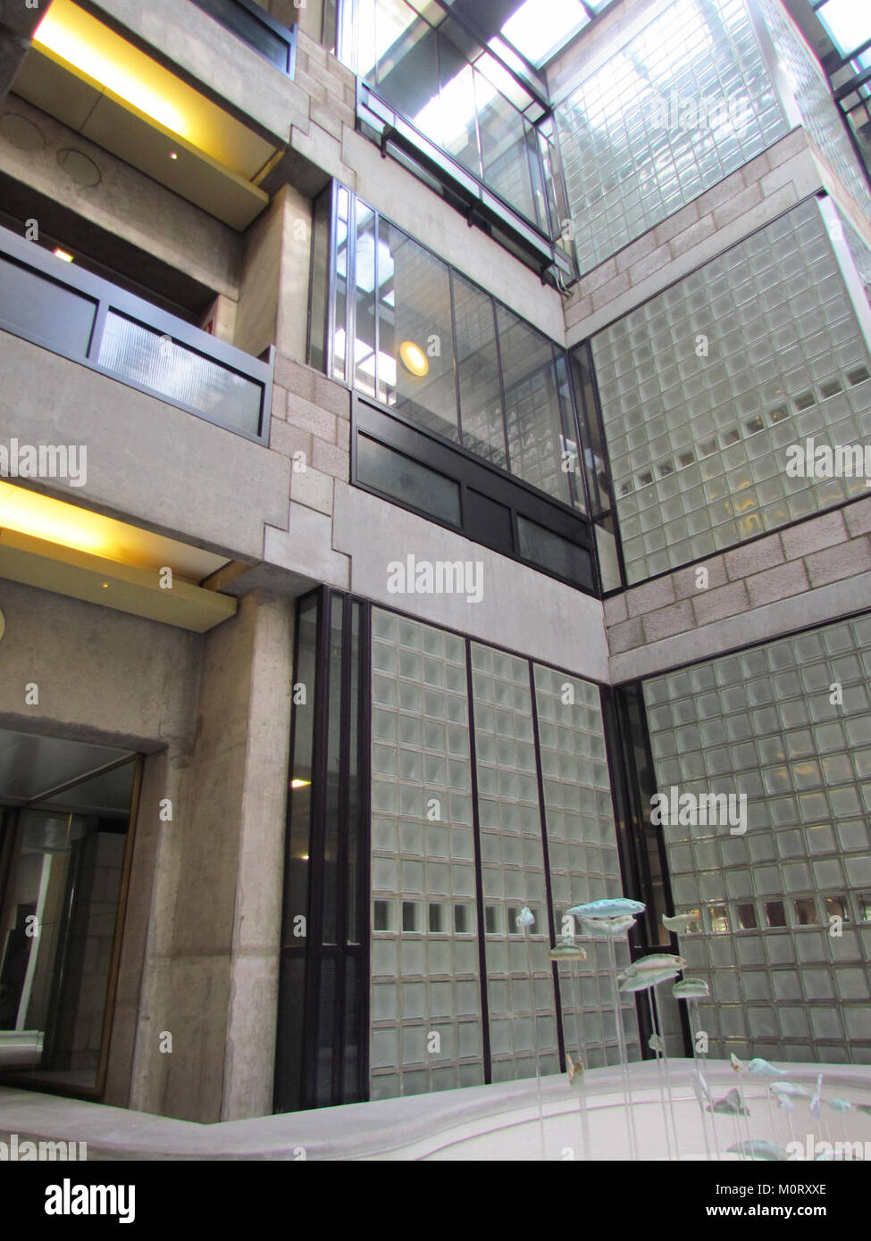 Il Centraal Beheergebouw, progettato da Herman Hertzberger, è noto per la sua architettura innovativa e il design degli interni, che mette in mostra principi funzionalisti. Foto Stock