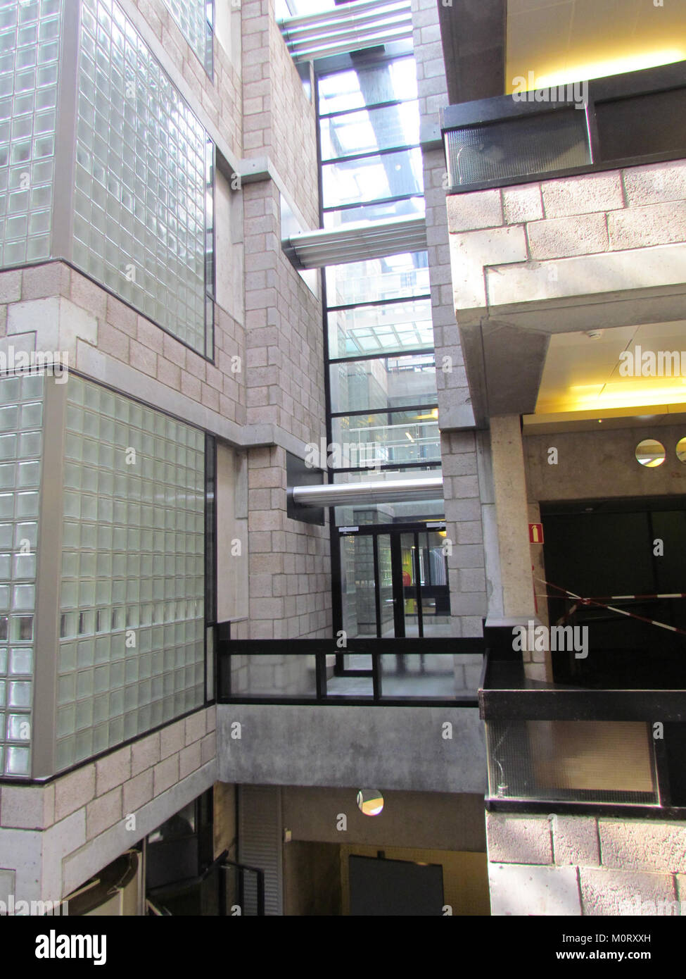 Una vista dettagliata dell'interno del Centraal Beheergebouw dell'architetto Herman Hertzberger. L'edificio mostra principi di design innovativi, concentrandosi su spazi aperti, aree funzionali e architettura moderna. Foto Stock