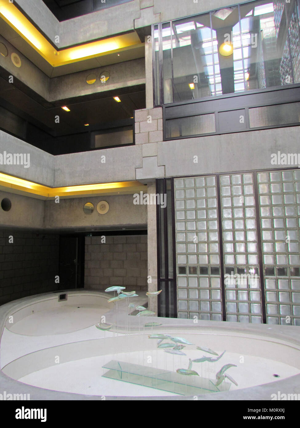 Il Centraal Beheergebouw, progettato da Herman Hertzberger, è un edificio architettonico significativo noto per il suo innovativo design degli interni. L'edificio è un esempio di architettura modernista, che riflette valori funzionali ed estetici. Foto Stock