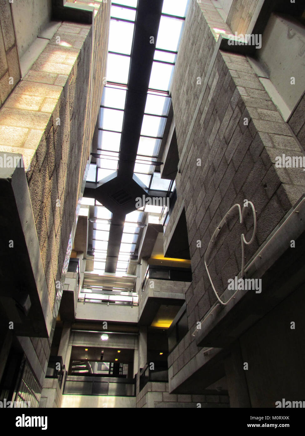 Il Centraal Beheergebouw, progettato da Herman Hertzberger, è noto per i suoi interni architettonici innovativi. L'edificio è un esempio di principi di design moderno applicati agli spazi per uffici. Foto Stock