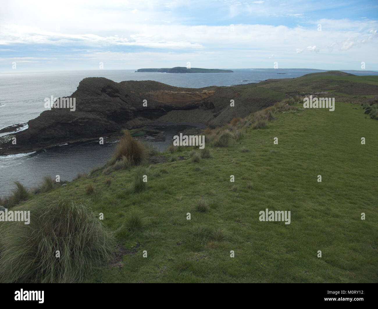 Questa immagine cattura Cape Grim, situato sulla costa nord-occidentale della Tasmania, Australia. Conosciuta per il suo paesaggio aspro e gli ecosistemi costieri unici, Cape Grim è un importante sito ambientale. La regione è rinomata per la sua aria pulita, che è stata misurata come una delle più pulite della Terra. Svolge inoltre un ruolo importante nella ricerca sul clima, in particolare per il monitoraggio dei livelli di gas a effetto serra. Foto Stock