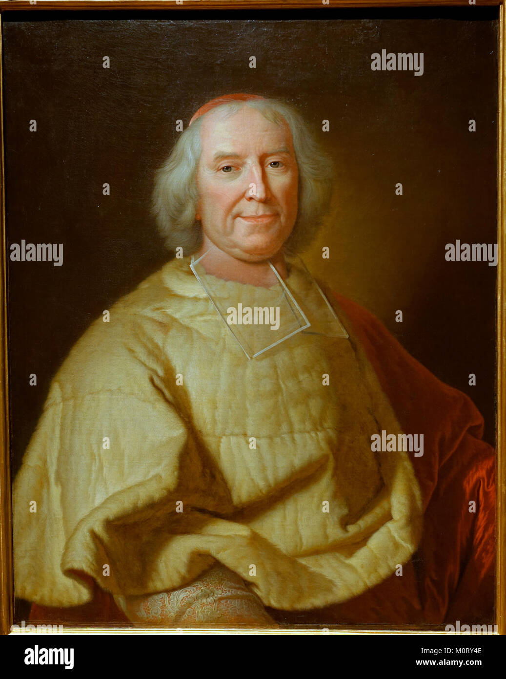 Cardinale Andre Hercule de Fleury, interpretato da Hyacinthe Rigaud in un dipinto ad olio del 1735-1736. L'opera d'arte è ospitata presso l'Hessisches Landesmuseum di Darmstadt in Germania e cattura una figura storica chiave della Francia del XVIII secolo. Foto Stock