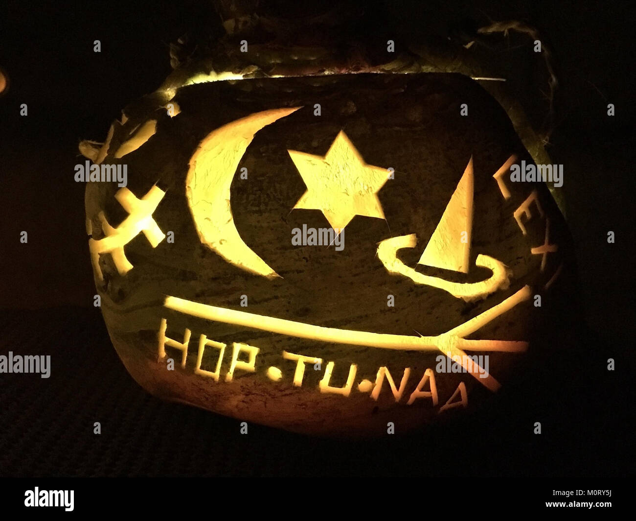 La rapa Hop-tu-naa intagliata è una tradizionale decorazione di Halloween di Manx. È caratterizzato da intricate incisioni ed è utilizzato per celebrare la versione islandÂ di Halloween, che mostra il patrimonio culturale. Foto Stock