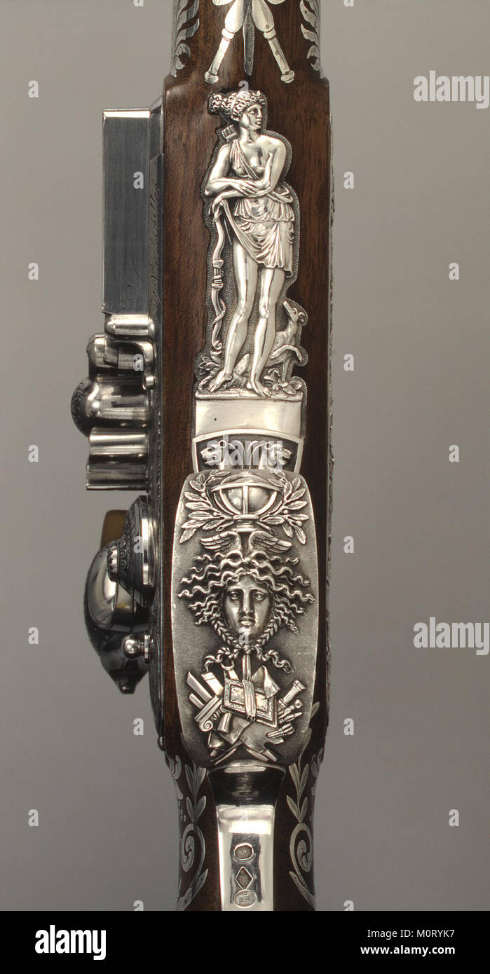 Un'immagine di una scatola contenente un fucile a pietra focaia, pistole e vari accessori, che mostra l'importanza storica delle armi dei secoli precedenti. Foto Stock