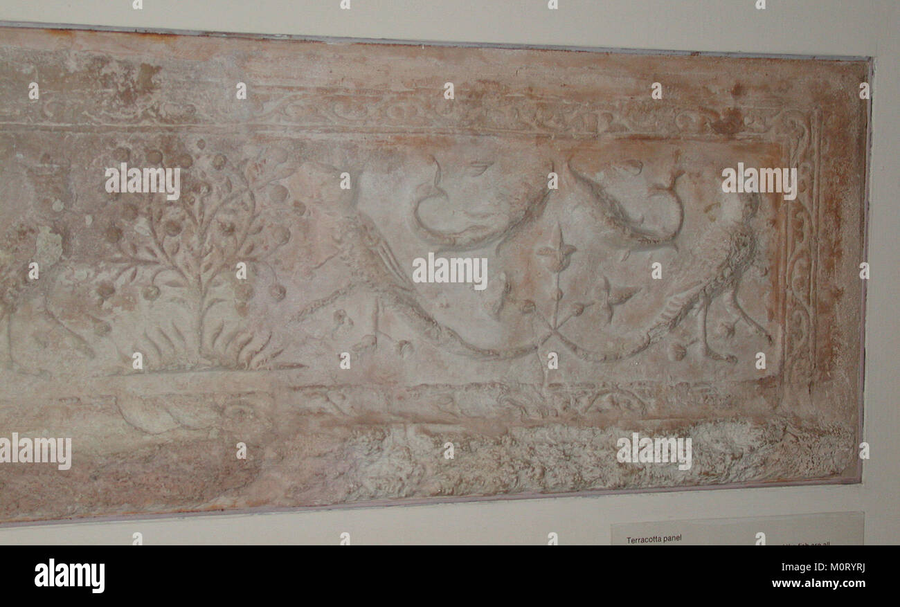 Questo pannello scolpito, parte della collezione del Metropolitan Museum of Art, presenta intricate raffigurazioni di arpie, pesci e alberi. L'opera d'arte dimostra una lavorazione artigianale dettagliata, mostrando creature mitologiche insieme a elementi della natura. Foto Stock