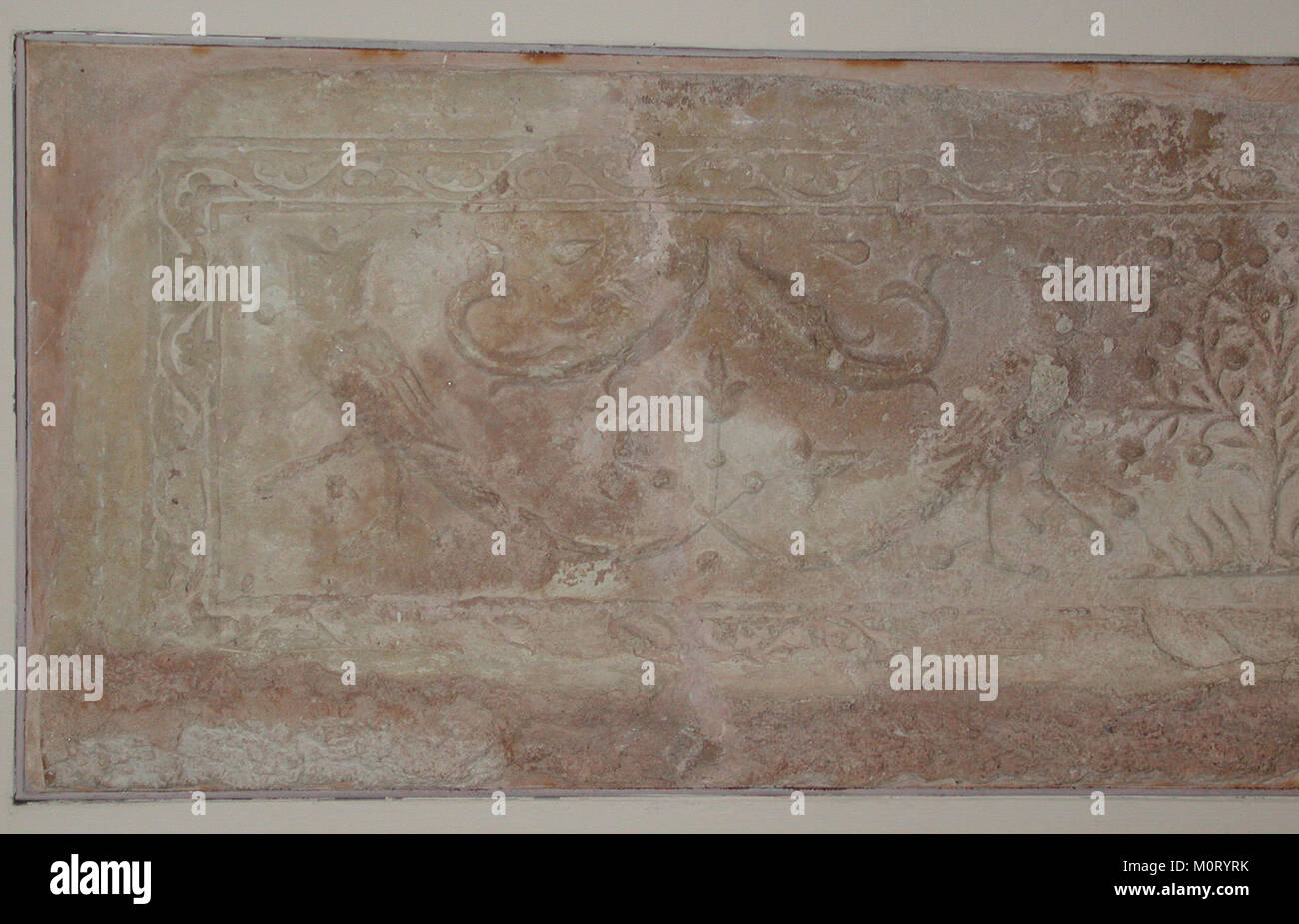 Questo pannello scolpito presenta intricate raffigurazioni di arpie, pesci e alberi. Le opere d'arte, datate al periodo classico, dimostrano la raffinata maestria artigianale degli antichi scultori e la loro connessione con temi mitologici, mostrando immagini dettagliate in marmo o pietra. Foto Stock