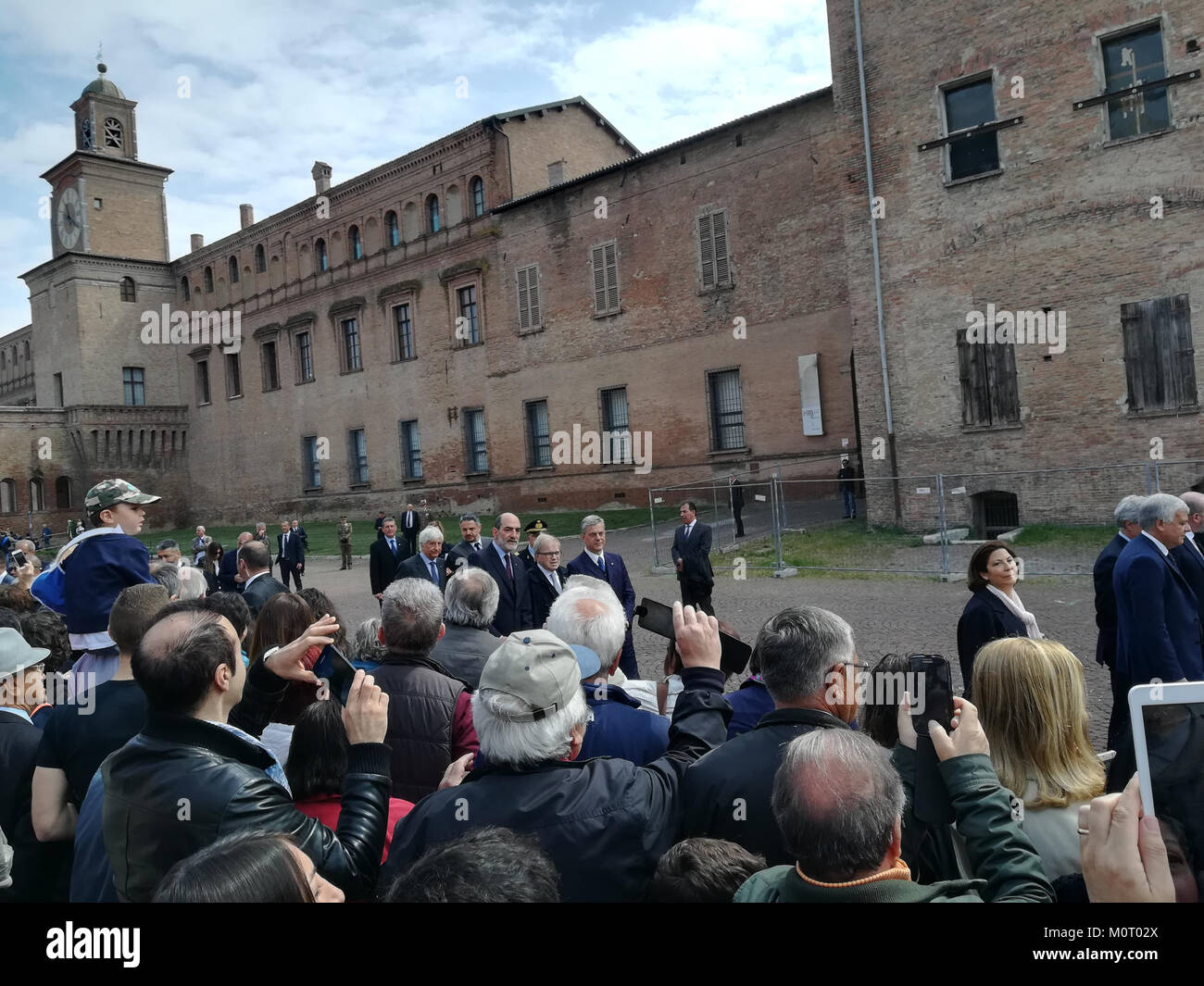 Una fotografia che cattura la città di Carpi, nella regione di Reggio Emilia, scattata il 25 aprile 2017, che mostra la sua architettura storica e il paesaggio urbano. Foto Stock