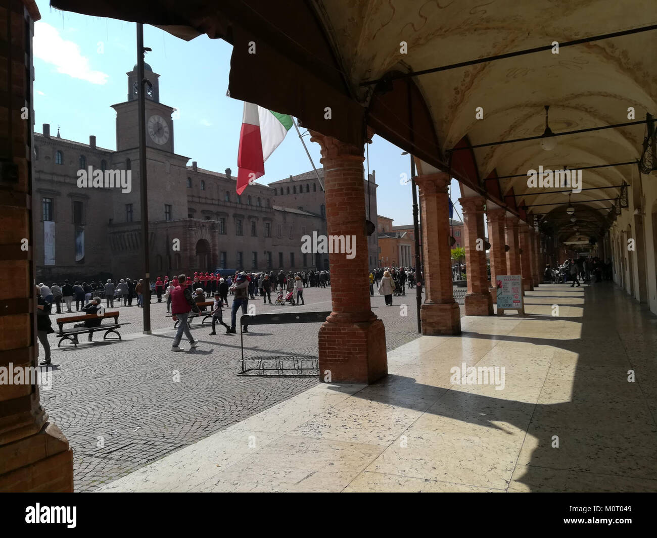 Questa immagine di Carpi, una città della regione reggiana d'Italia, cattura l'atmosfera moderna e le celebrazioni culturali tenutesi il 25 aprile 2017. Foto Stock