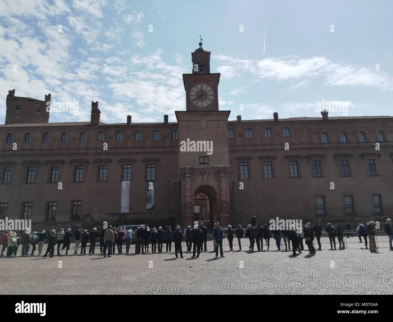 Un'istantanea di Carpi, una città della provincia di Reggio Emilia, il 25 aprile 2017, durante la Festa della Liberazione Nazionale. La foto cattura le celebrazioni locali della giornata storica che segna la fine dell'occupazione nazista in Italia durante la seconda guerra mondiale Foto Stock