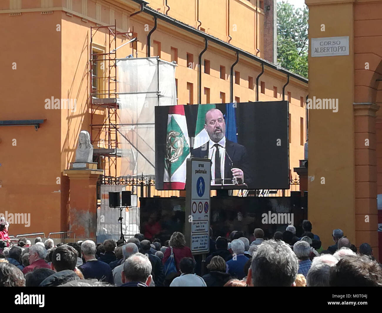 Questa immagine cattura Carpi, una città della regione Reggio Emilia in Italia, durante le celebrazioni del 25 aprile 2017. La data è significativa per la liberazione nazionale dell’Italia. Foto Stock