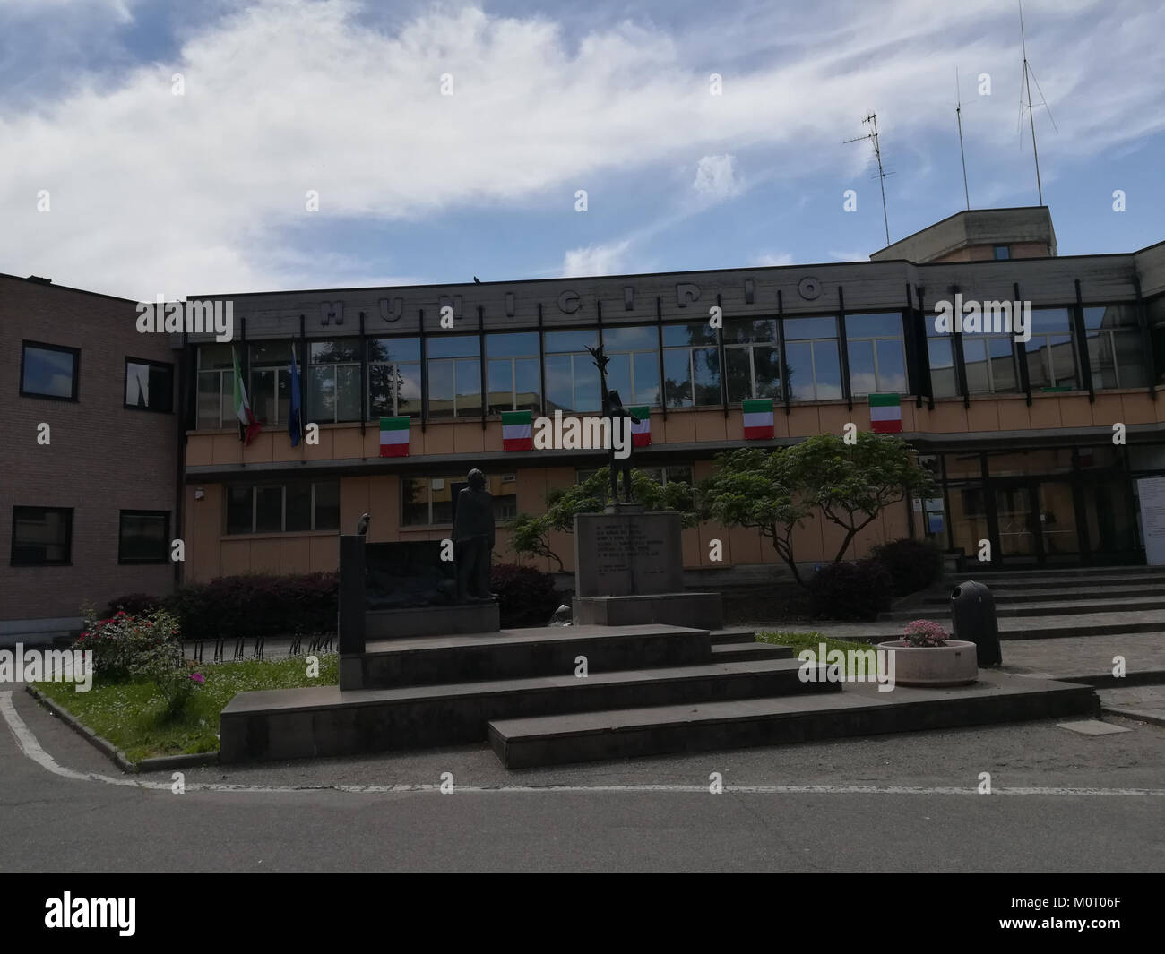 Fotografia di Cavriago, un comune della provincia di Reggio Emilia, in Italia, che ne evidenzia l'architettura e il paesaggio locali. Foto Stock