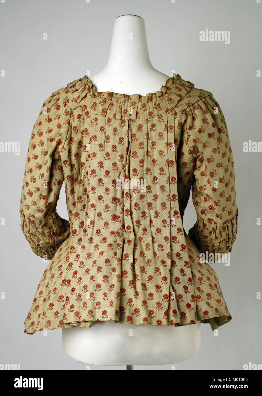 Caraco MET CI38.5.1 B è un manufatto tenuto al Metropolitan Museum of Art, che rappresenta un pezzo di abbigliamento storico o di moda, che offre una visione delle tendenze della moda di un periodo specifico. Foto Stock