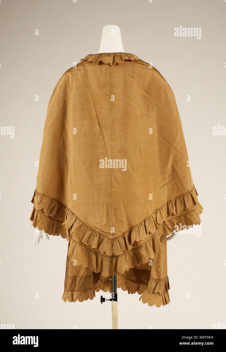 L'oggetto etichettato come *Cape MET 1985.39.2 B* fa parte della collezione MET, probabilmente riferendosi ad un manufatto storico o ad un'opera d'arte. È catalogato per il suo significato all'interno della collezione del museo. Foto Stock