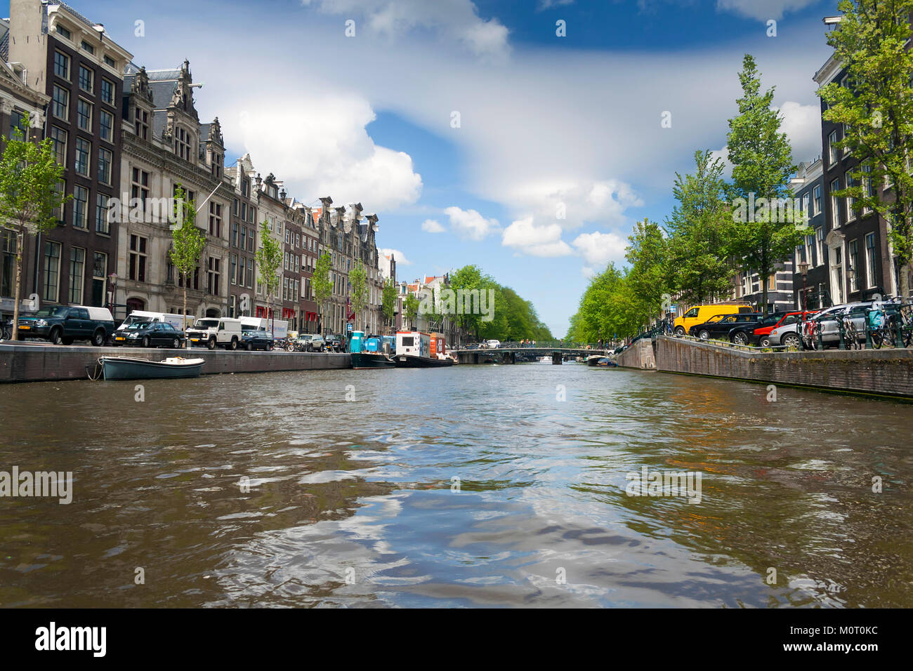 Amsterdam, Olanda Settentrionale, Paesi Bassi - 18 Maggio 2006: vista dal livello di acqua sul canale Herengracht in Amsterdam Foto Stock