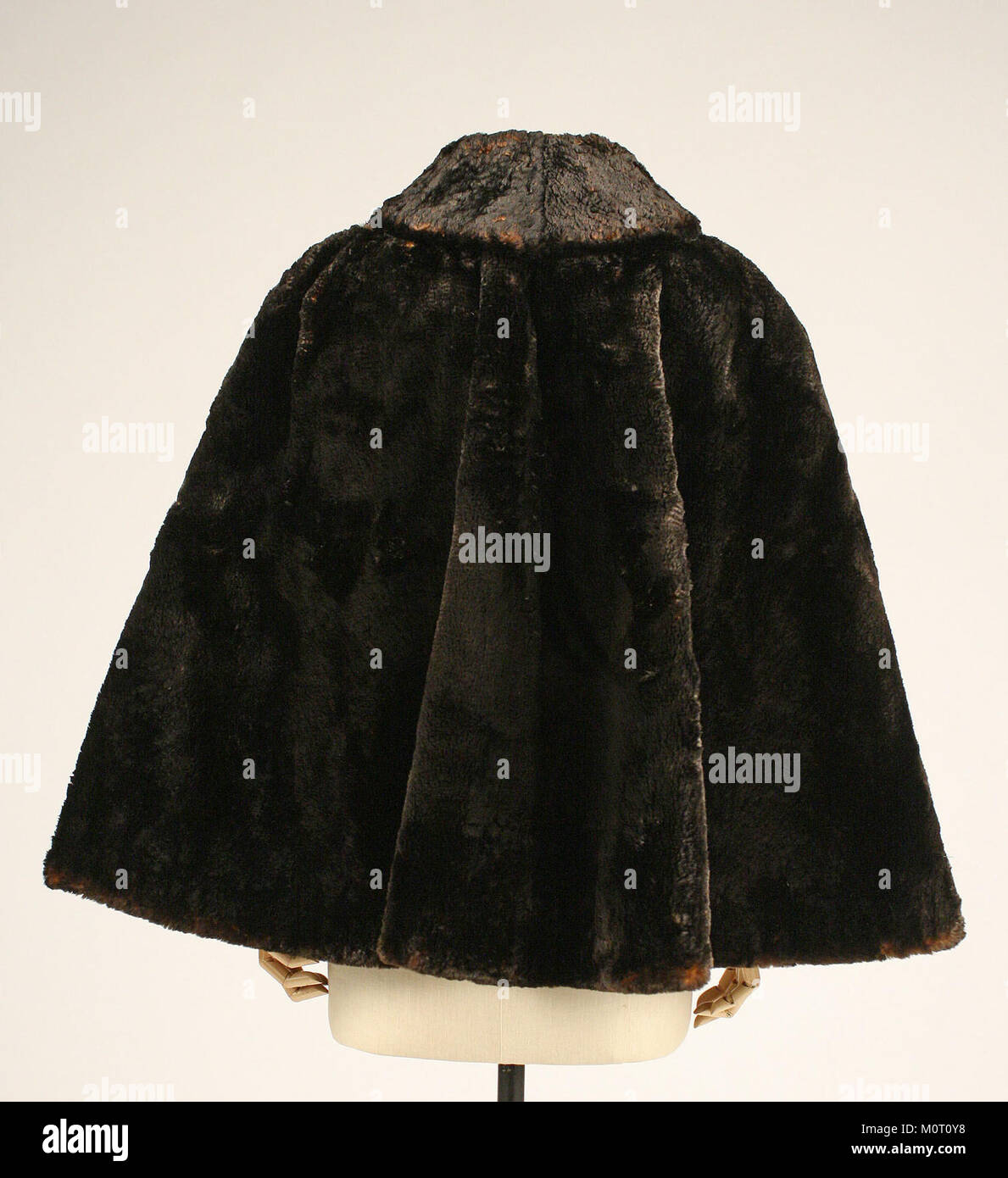 Questo oggetto, noto come Capo MET C.I.39.119.12 B, è un importante manufatto di importanza storica e culturale, ospitato nella collezione di un importante museo. Foto Stock