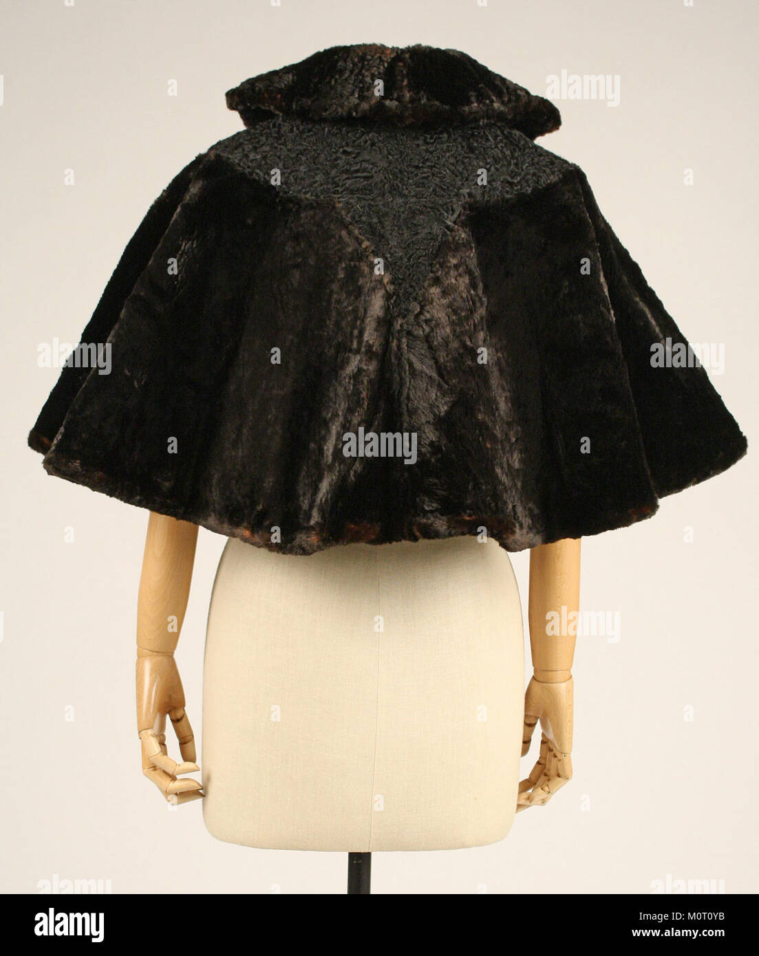 Un'immagine di Cape MET C.I.39.119.13 B, una posizione o un oggetto notevole, che cattura le sue caratteristiche e il suo contesto. Foto Stock