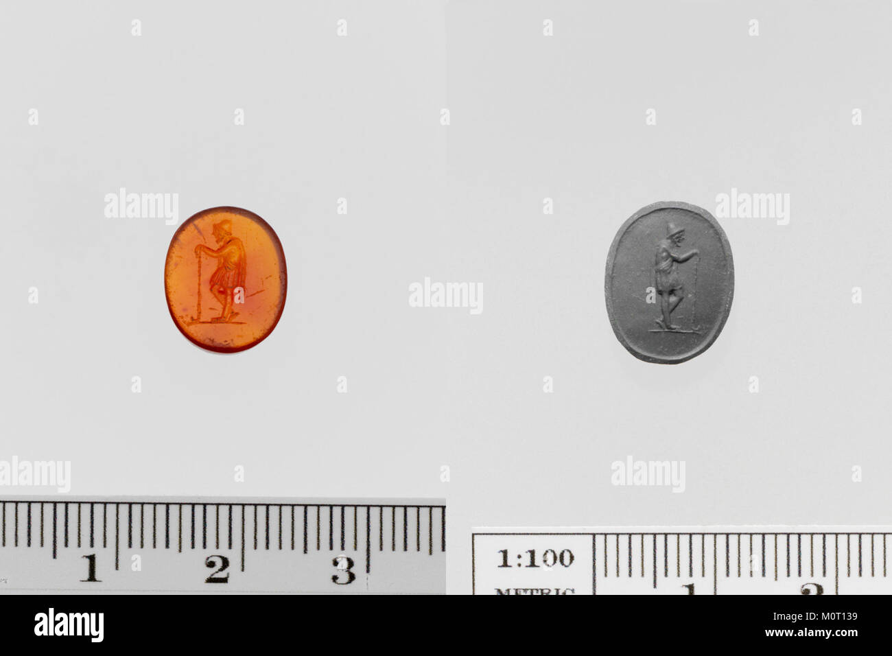 La pietra ad anello carneliana è un bell'esempio di gioielli antichi, caratterizzato da una gemma carneliana lucida montata in un ambiente ad anello. L'oggetto è ospitato nella collezione del Metropolitan Museum of Art, con i numeri di catalogo DP141842 e DP141843. Carnelian, una pietra semi-preziosa, è stata apprezzata per il suo colore e la durata nel corso della storia, spesso utilizzata in anelli e sigilli sia per scopi decorativi che funzionali. Foto Stock