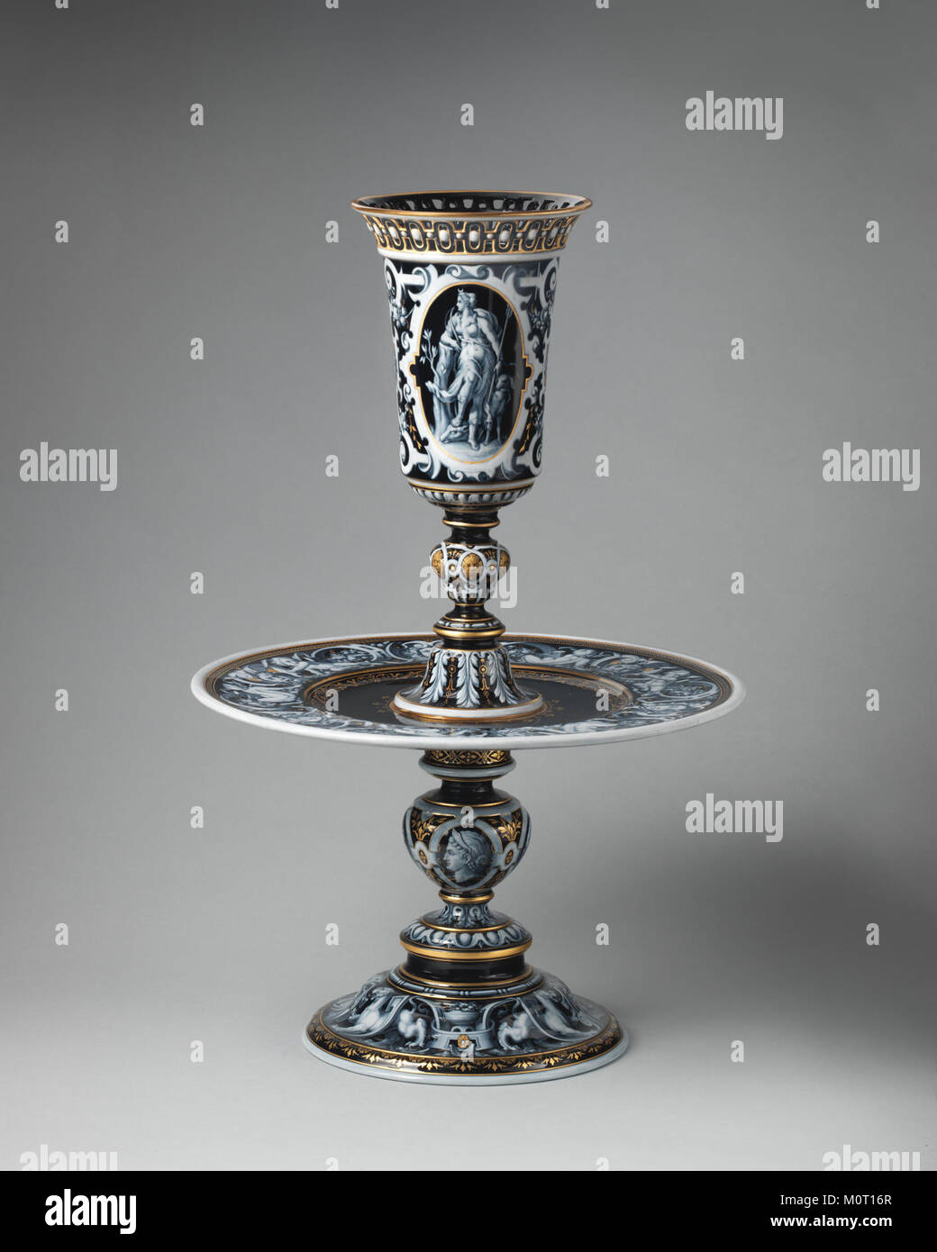 Il fulcro del Metropolitan Museum of Art, DP-13486-088, è un'opera d'arte significativa. Rappresenta un momento importante nella storia dell'arte e fa parte della collezione permanente del museo. Il pezzo è ammirato per la sua maestria artigianale e la rilevanza storica all'interno della comunità artistica. Foto Stock
