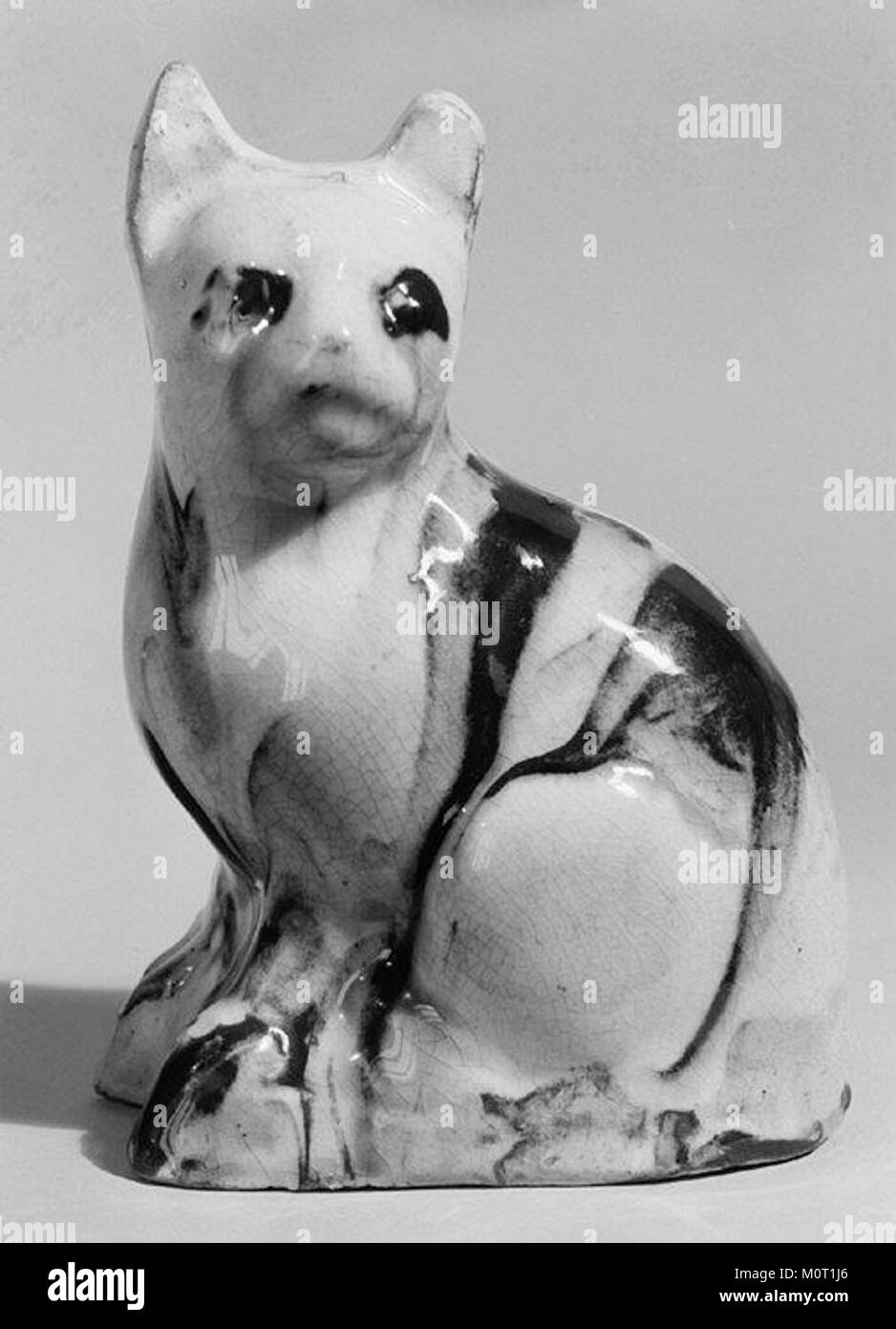 Questa è un'opera d'arte raffigurante un gatto, catalogato come MET 132687. Fa parte della collezione del Metropolitan Museum of Art, che espone il ritratto degli animali nell'arte, con particolare attenzione ai gatti nelle tradizioni artistiche. Foto Stock