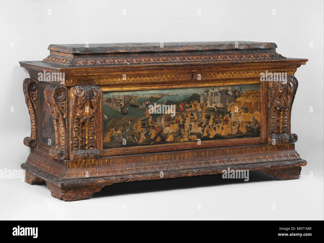 Questo cassone presenta un pannello frontale dipinto che raffigura la storica conquista di Trebisonda. L'opera d'arte è un esempio di artigianato rinascimentale e di narrazione attraverso l'arte. Foto Stock