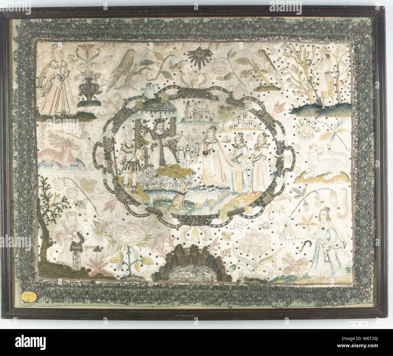 Il cofanetto, parte della collezione MET con numero di catalogo DP7900, rappresenta un manufatto storico funerario di significato artistico e culturale, spesso studiato per il suo design e la sua artigianalità. Foto Stock