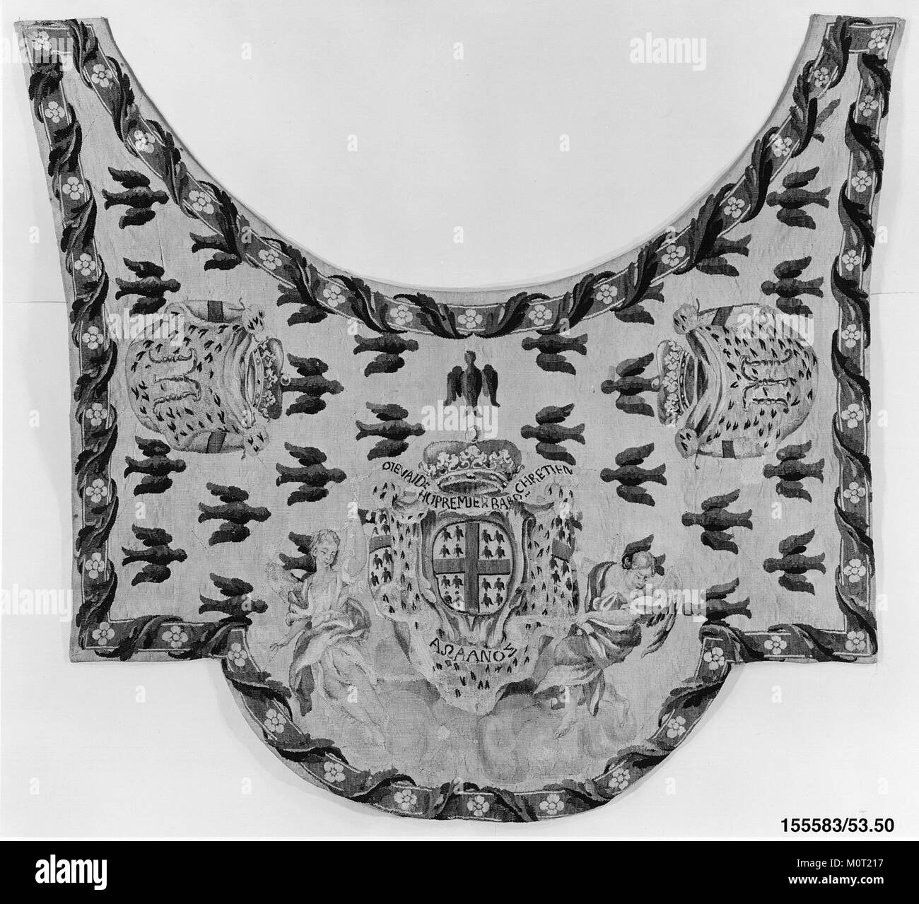Il "Caparison" si riferisce a una copertura decorativa per un cavallo, spesso utilizzata in contesti cerimoniali. Il numero di catalogo MET 155583 si riferisce ad uno specifico caparison della collezione del Metropolitan Museum of Art Questo manufatto presenta disegni intricati e fa parte dell'arte equestre storica. Foto Stock