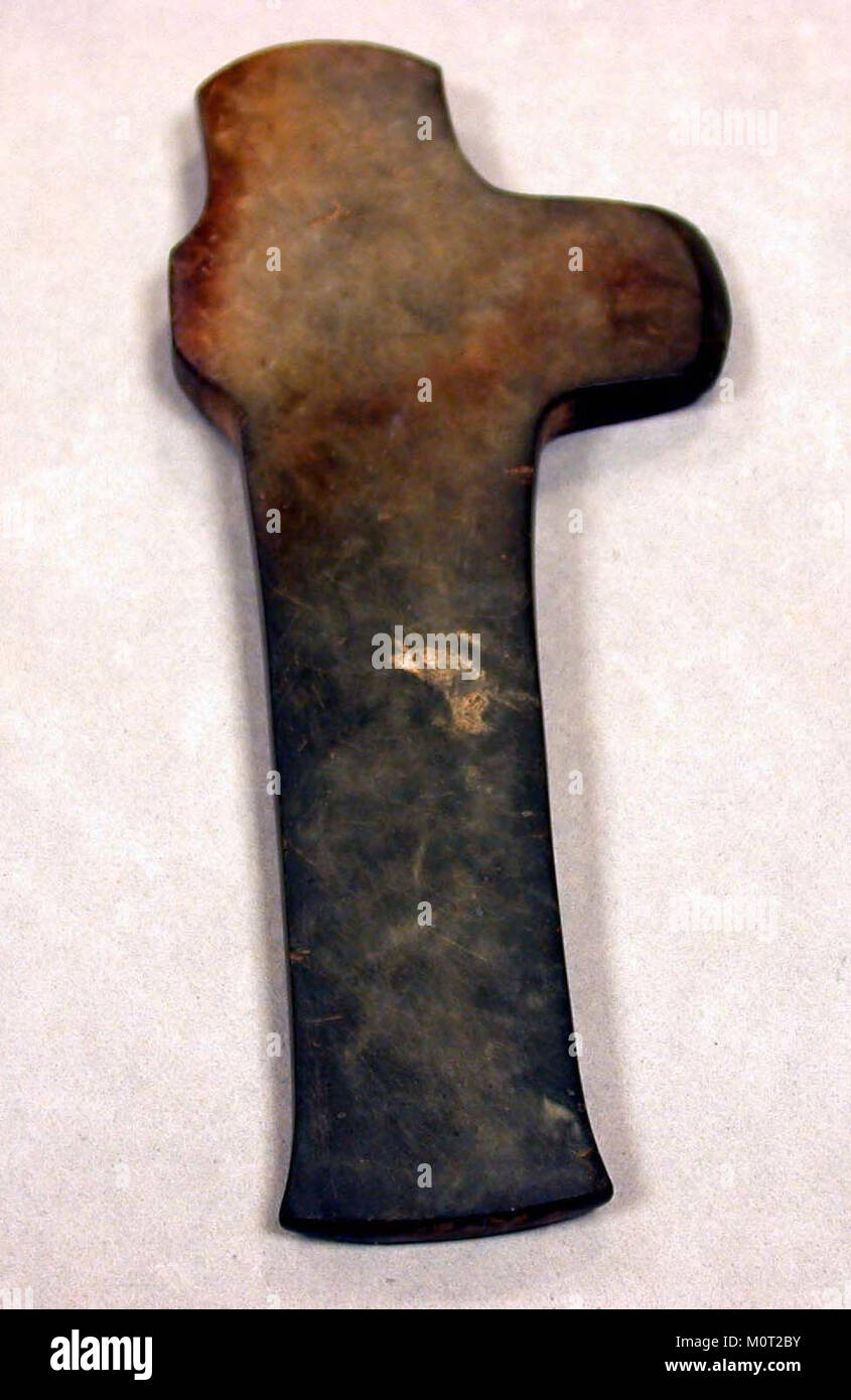 Questa ascia cerimoniale in pietra della Colombia risalente al XVI secolo, fa parte della collezione del Metropolitan Museum of Art (numero oggetto: 1994.35.457), misura 6-1/8 pollici di altezza. Esemplifica l'artigianato delle culture indigene colombiane. Foto Stock