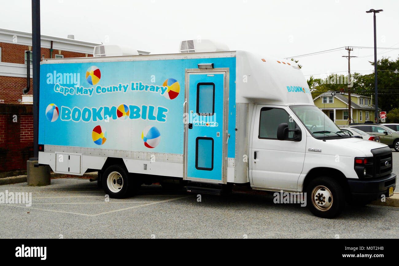 La Cape May County Bookmobile è una biblioteca mobile che serve la comunità fornendo accesso a libri e risorse educative nel New Jersey. Foto Stock