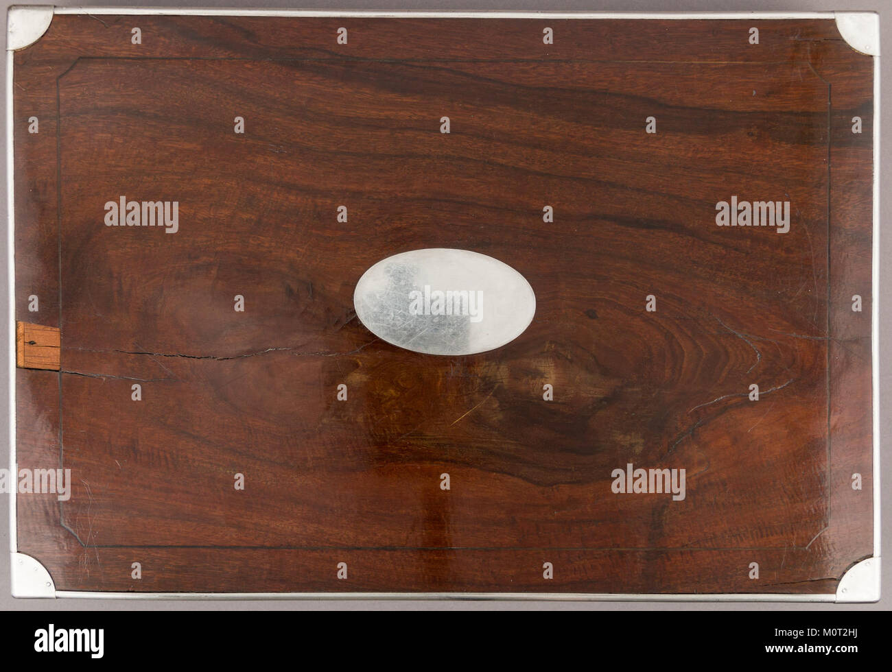 Questo paio di pistole a pietra focaia, complete di accessori, risale al XVIII secolo. Queste pistole fanno parte della collezione MET, che mostra armi da fuoco storiche. Foto Stock