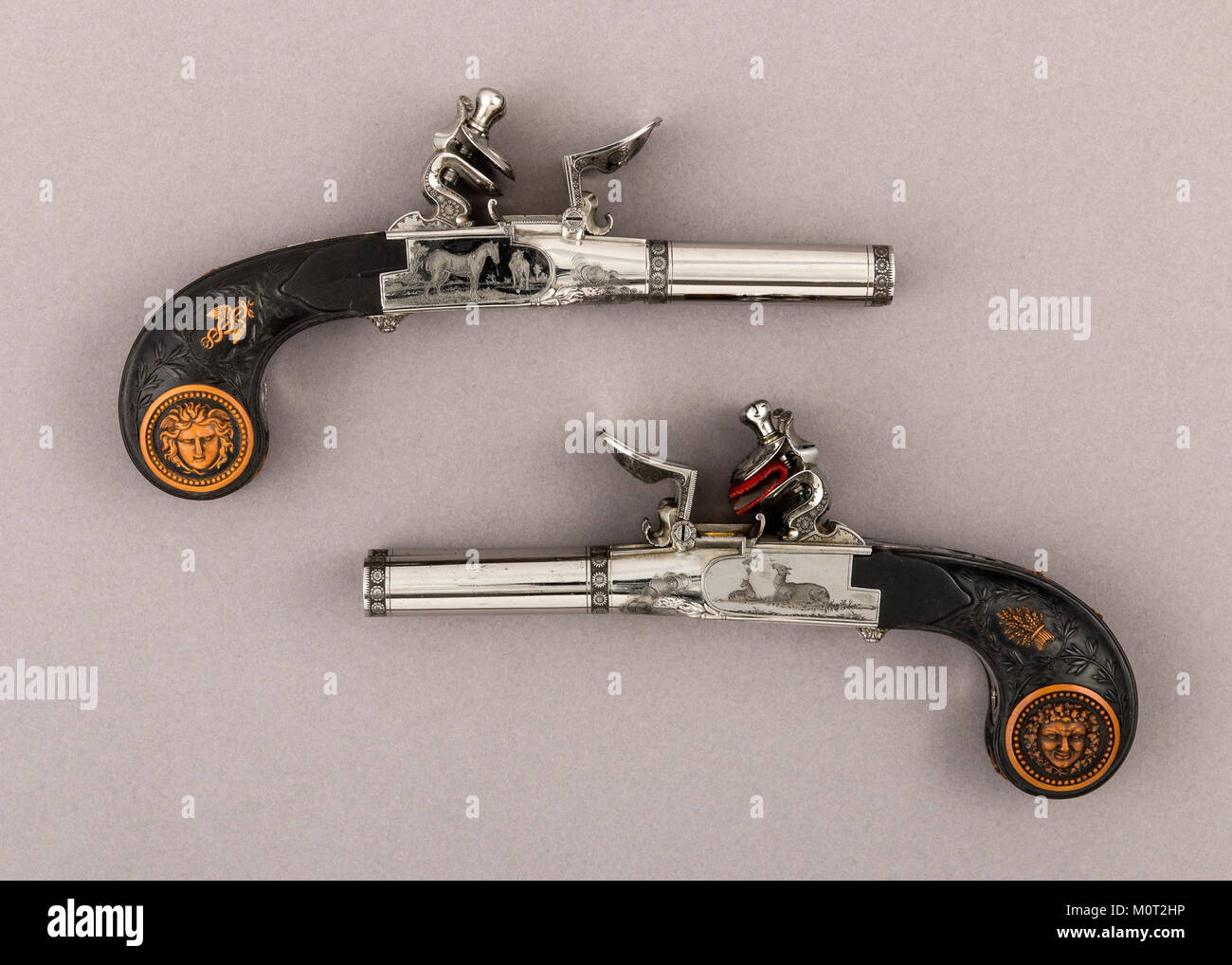 Questo paio di pistole a pietra focaia a doppia canna del Metropolitan Museum of Art è un esempio di armi del XVIII secolo, che mostrano l'artigianato e la tecnologia delle armi da fuoco del periodo. Foto Stock