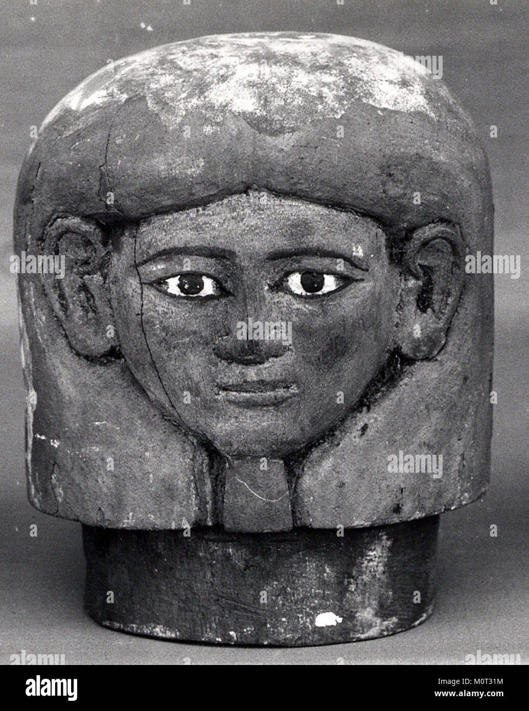 Questi coperchi canopici dell'era del Regno di mezzo, risalenti a circa 1981â€“1802 a.C., furono scoperti nella tomba di Ukhhotep a Meir, in Egitto. Scolpito in legno e dipinto, ogni coperchio misura circa 11,5 cm di altezza. Attualmente sono ospitati al Metropolitan Museum of Art di New York. Foto Stock