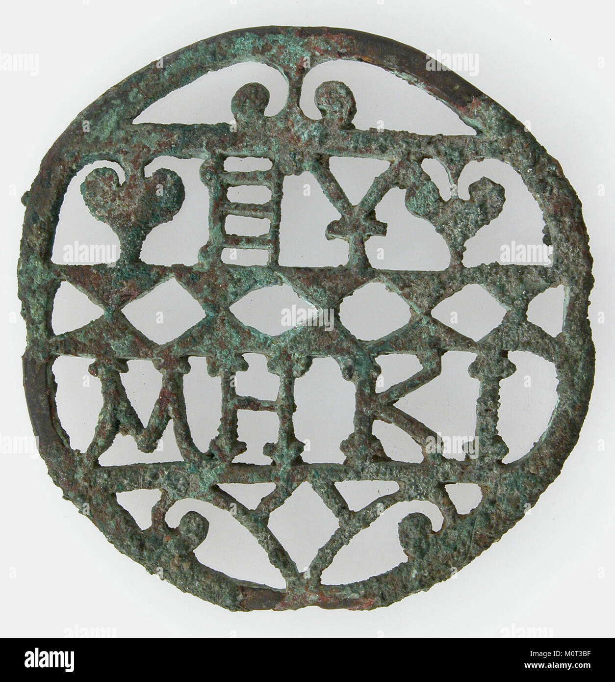 Questo censore top, parte di una collezione storica del Metropolitan Museum of Art, è un esempio di intricate opere in metallo e manufatti religiosi. Utilizzato in varie cerimonie culturali, mostra artigianato e significato simbolico. Foto Stock