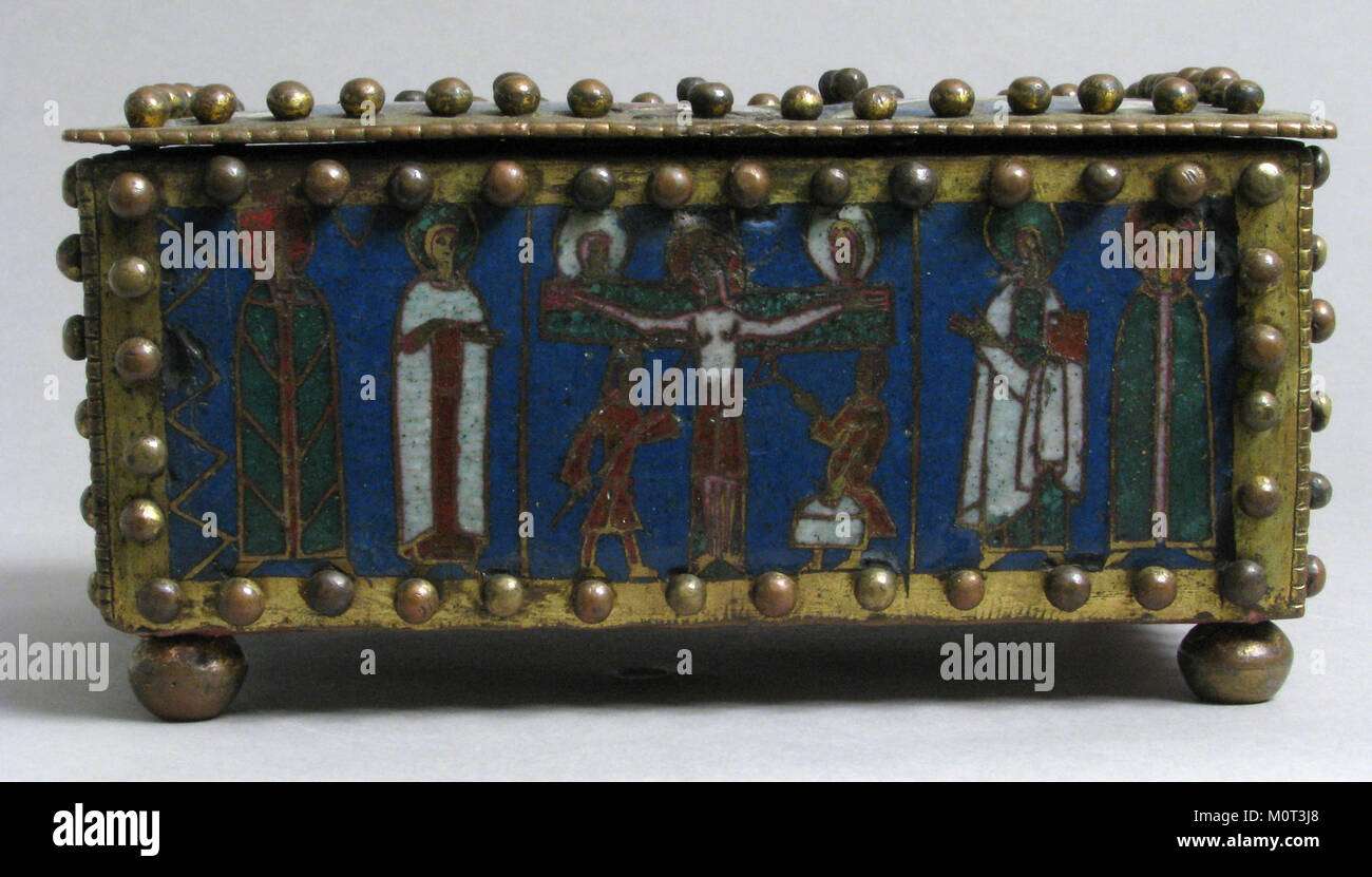 Questo cofanetto decorato o altare portatile presenta raffigurazioni della Crocifissione, dei santi in piedi e di Cristo in Maestà, con simboli degli evangelisti. Rappresenta la fusione dell'iconografia religiosa e dell'artigianato durante il periodo medievale. Foto Stock