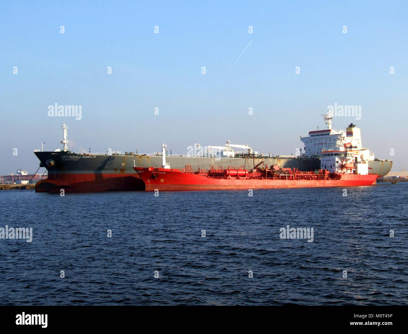 Questa immagine mostra il *Capt Thomas J. Hudner Jr.*, una nave identificata con il numero IMO 8613994, attraccò ad Amsterdam, Olanda, il 17 novembre 2007. La nave prende il nome dal capitano Thomas Hudner, un destinatario della Medal of Honor, e serve nelle operazioni di trasporto marittimo. Foto Stock