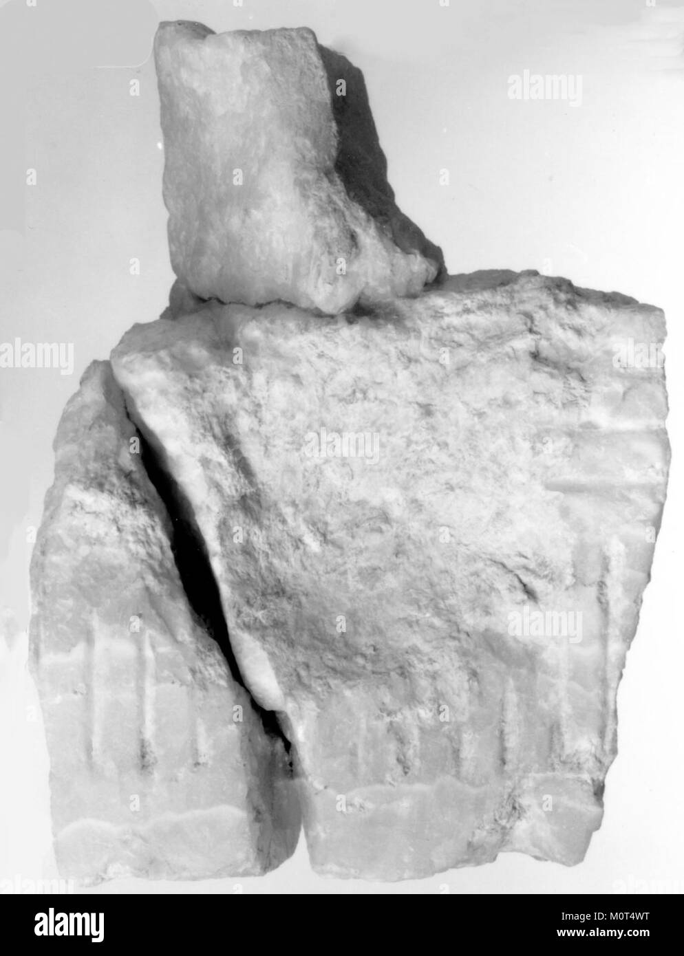 I frammenti canopici di petto, trovati nella tomba del faraone Siptah, sono antichi manufatti egizi ospitati nel museo MET. Questi frammenti facevano parte di un torace usato per immagazzinare gli organi per la mummificazione. Foto Stock